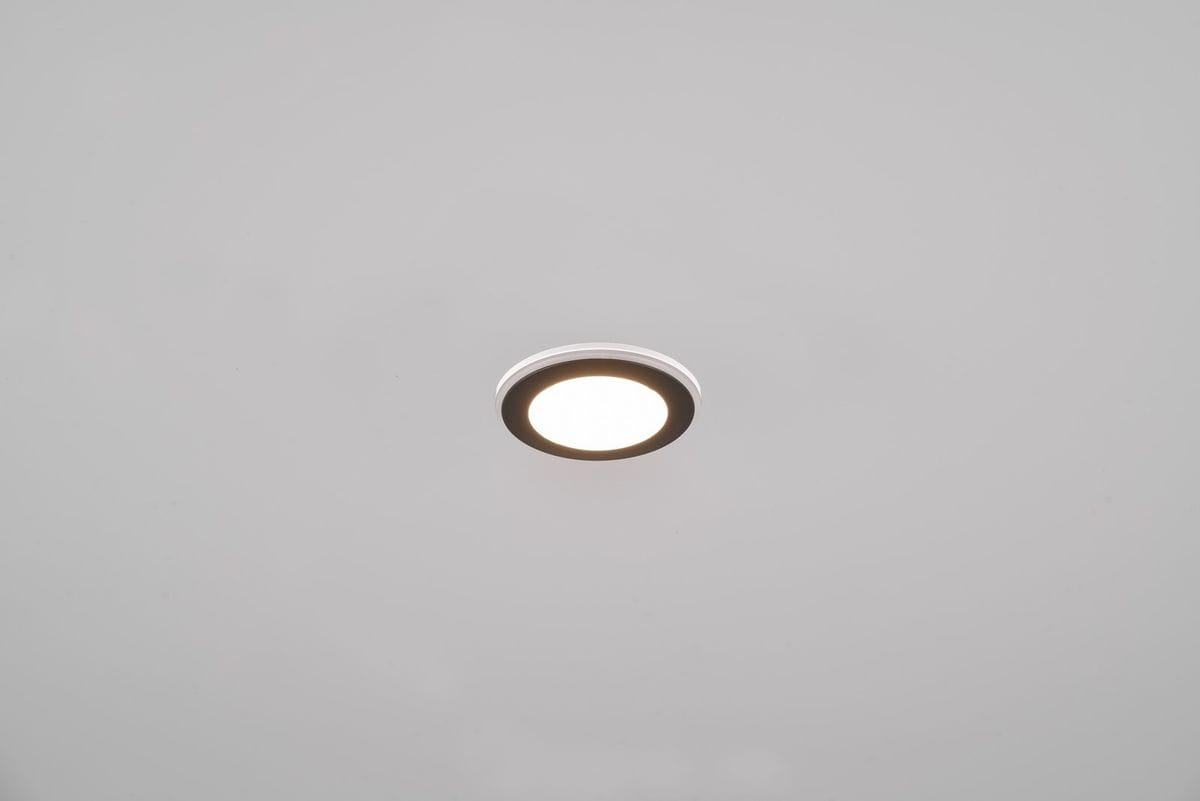 Oprawa do zabudowy Argus RGBW w kolorze czarnym, z pilotem, z dwoma diodami LED o mocy 4W i jedną 1W. Widok frontalny, montowana w suficie, z okrągłym kształtem i minimalistycznym designem, emituje ciepłe światło.