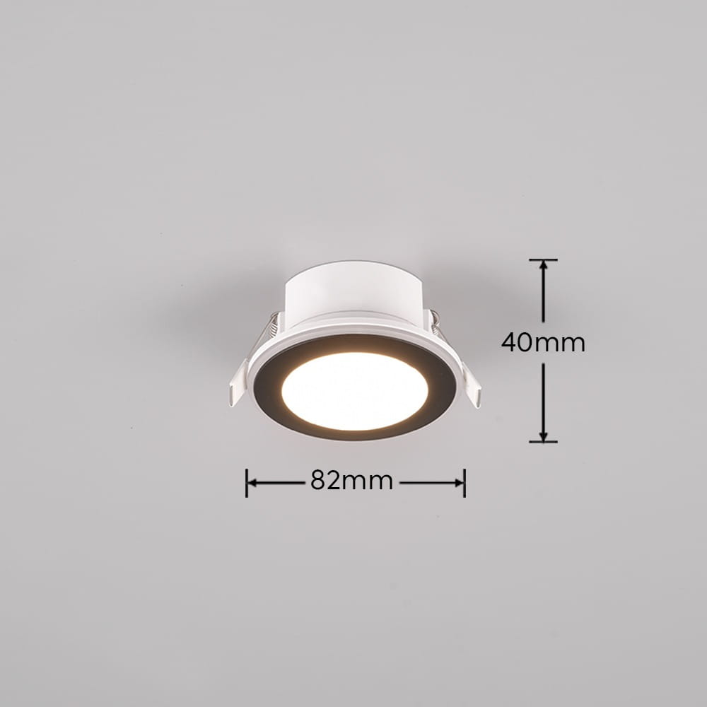 Oprawa do zabudowy Argus RGBW 2xLED/4W+1W w kolorze czarnym. Produkt zamontowany w suficie, z widocznym okrągłym źródłem światła o średnicy 82 mm i wysokości 40 mm. Zdalne sterowanie pilotem.