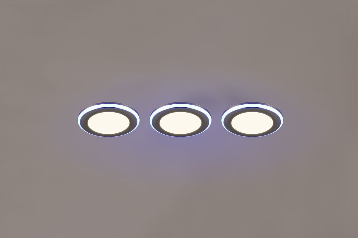 Oprawa do zabudowy Argus z pilotem w kolorze chromu, z trzema okrągłymi panelami LED. Każdy panel ma białe, matowe źródło światła otoczone niebieską ramką. Ujęcie frontalne, montowane w suficie.