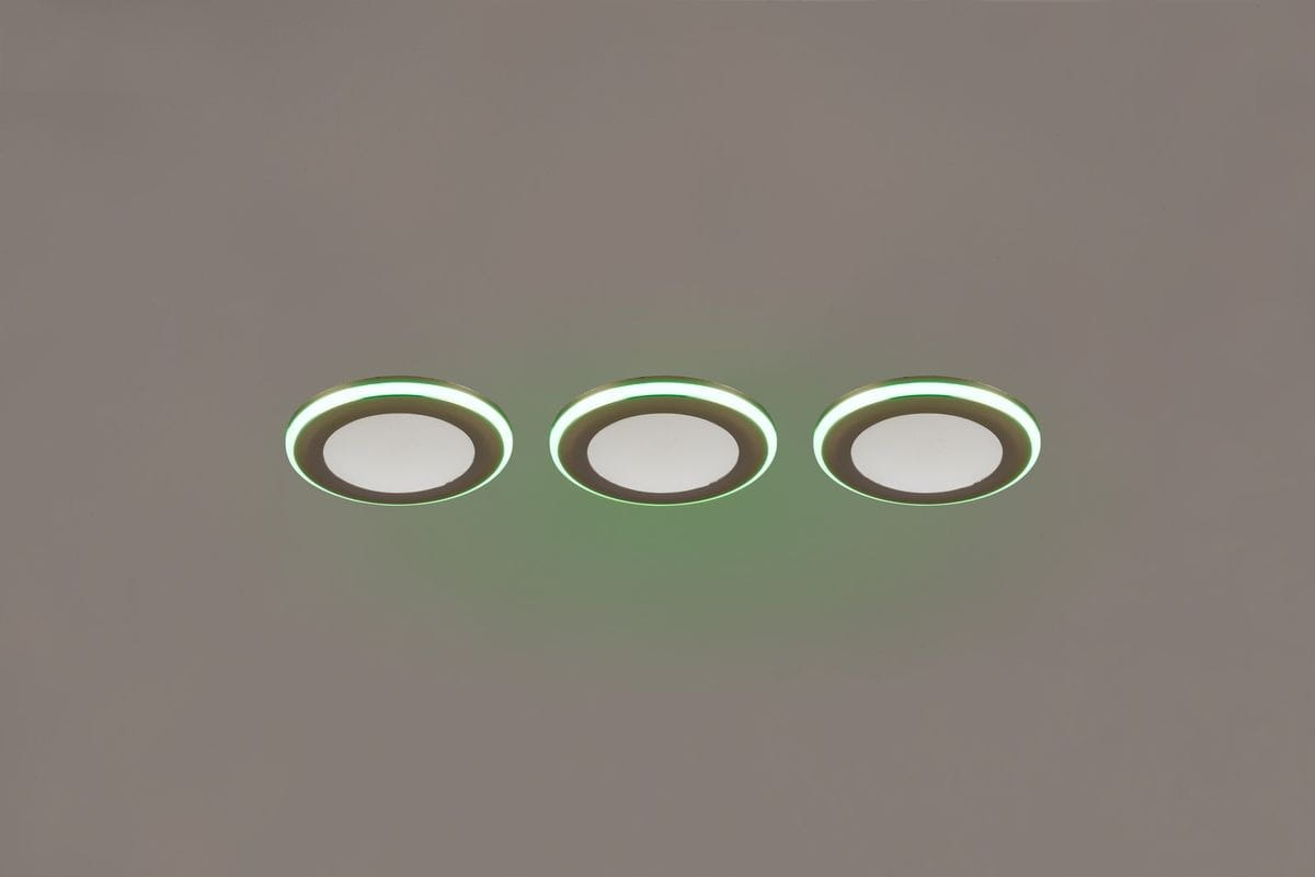Oprawa do zabudowy Argus z pilotem, trzy okrągłe lampy LED w kolorze chromu. Każda lampa ma białą, matową powierzchnię oraz zielony pierścień świetlny. Ujęcie frontalne, zamontowane w suficie, podkreślające nowoczesny design.