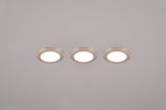 Oprawa do zabudowy Argus z pilotem, kolor chrom, z trzema okrągłymi lampami LED. Każda lampa emituje światło RGBW, umieszczona w sufitowej instalacji, z widocznym gładkim wykończeniem. W tle jednolite, jasne.