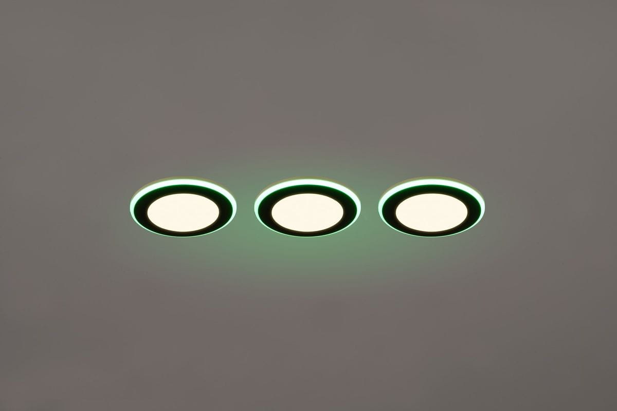 Oprawa do zabudowy Argus w kolorze czarnym, z trzema okrągłymi panelami LED RGBW. Widoczne podświetlenie w kolorze zielonym, zamontowana w suficie, z pilotem do sterowania.