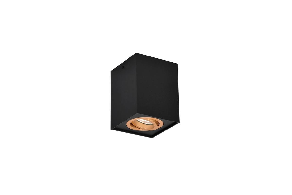 Czarna lampa sufitowa Biscuit z jedną oprawą GU10, o kwadratowym kształcie. Złoty pierścień wokół żarówki podkreśla nowoczesny design. Lampa zamontowana na suficie, widok z przodu, na jednolitym tle.