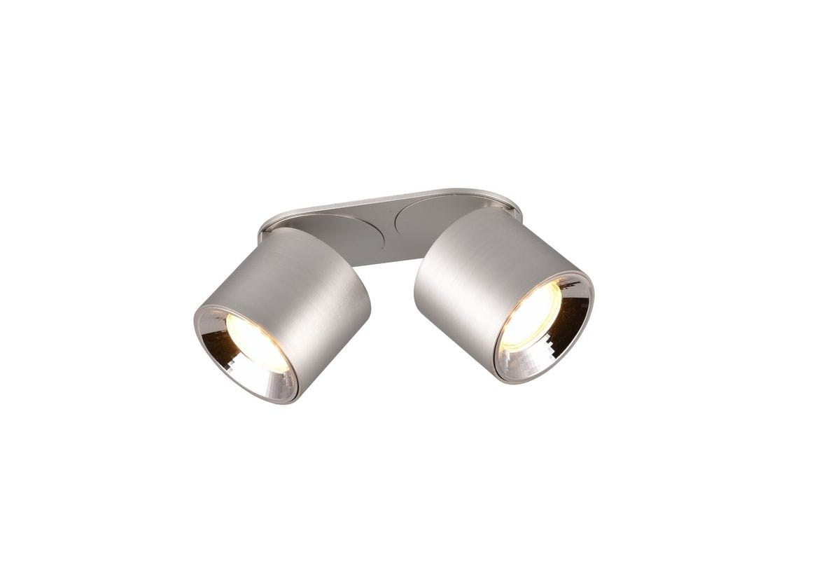 Lampa sufitowa Guayana w kolorze niklu z dwoma reflektorami GU10. Ujęcie z boku, pokazujące okrągłe, metaliczne klosze. Klosze są osadzone na prostokątnej podstawie, całość ma matową fakturę. Produkt montowany sufitowo, idealny do oświetlenia wnętrz.
