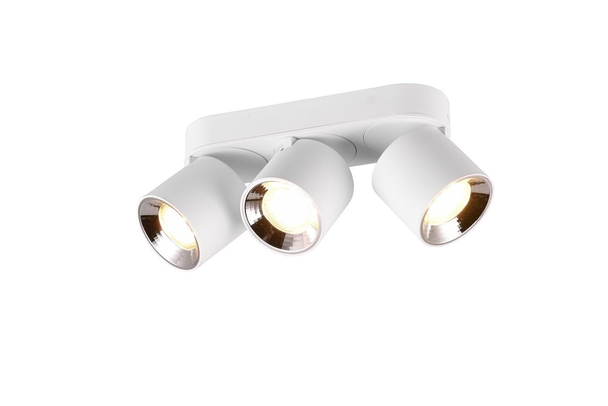 Lampa sufitowa Guayana z trzema punktami świetlnymi GU10 w kolorze białym. Posiada metalowe klosze z wewnętrznym złotym wykończeniem. Ujęcie z przodu, montowana na stropie, z lekko zaokrąglonym kształtem.