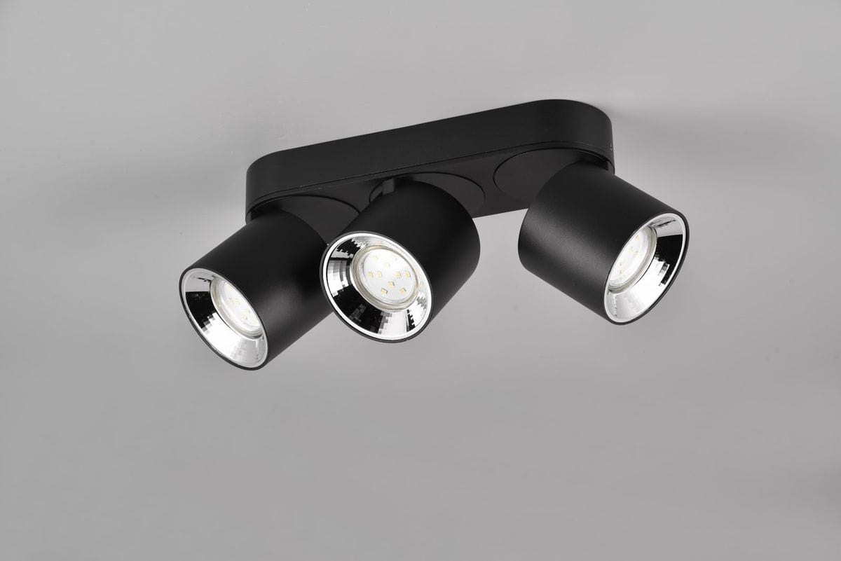 Lampa sufitowa Guayana z trzema punktami świetlnymi GU10 w kolorze czarnym. Okrągłe reflektory z metalicznymi wykończeniami, zamontowane na prostokątnej podstawie. Ujęcie frontalne, produkt wiszący, na jednolitym tle.