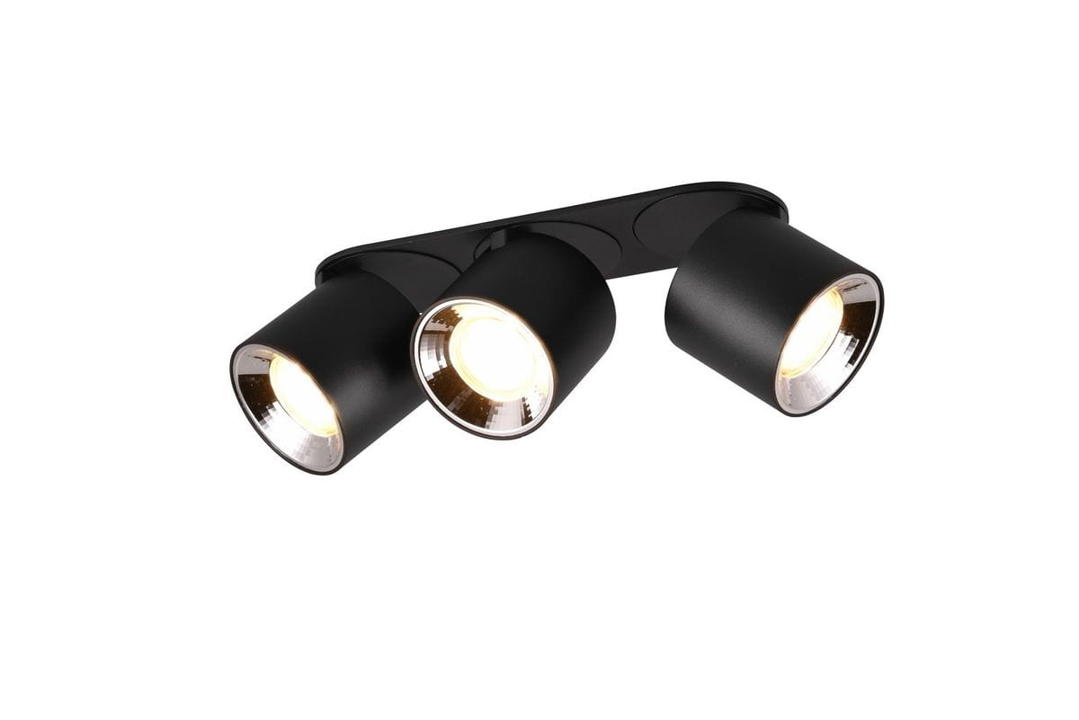 Lampa sufitowa Guayana w kolorze czarnym z trzema reflektorami GU10. Ujęcie pod kątem, zbliżenie na detale oprawy. Metalowa konstrukcja, matowe wykończenie, widoczne metaliczne wnętrza reflektorów. Umożliwia skierowanie światła w różne kierunki.