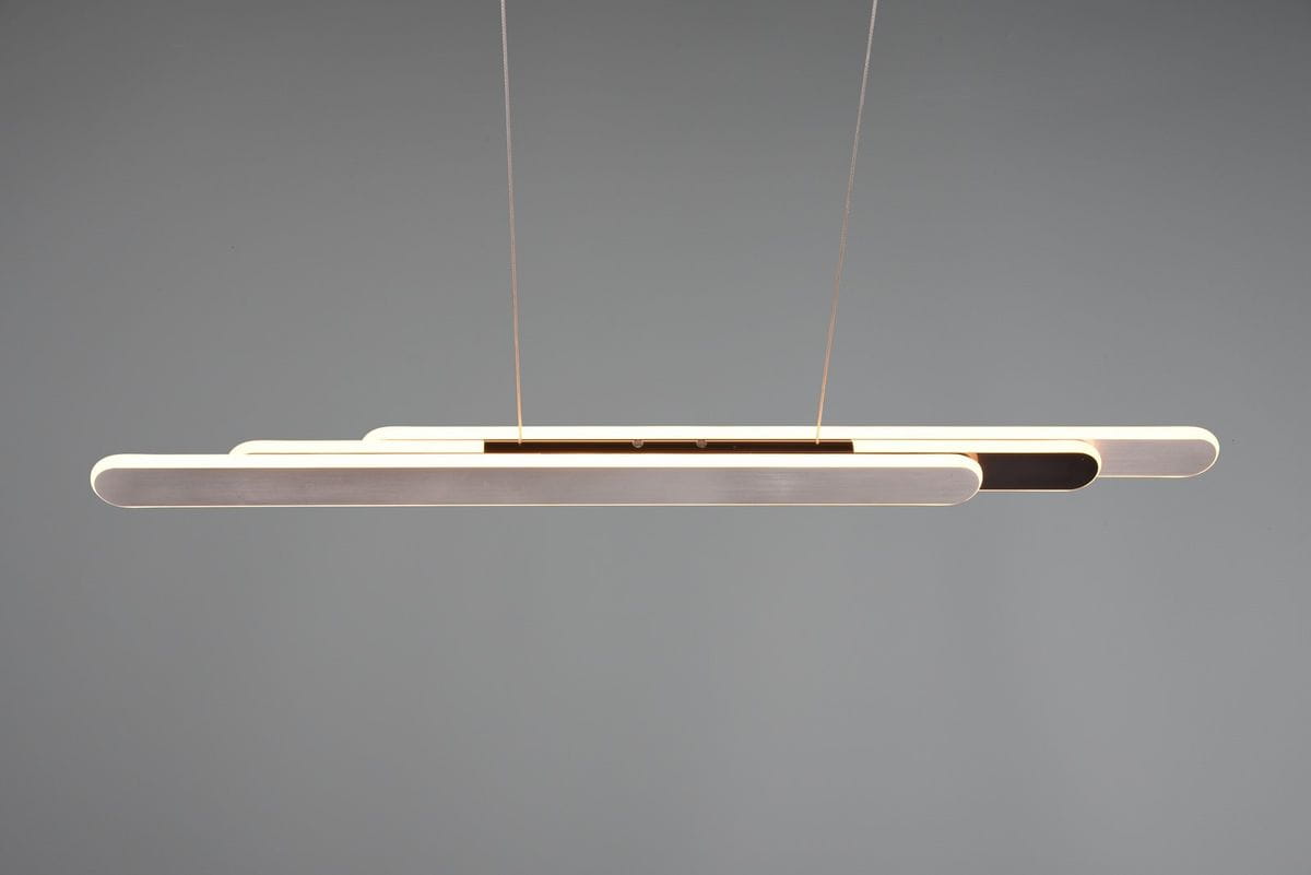 Lampa wisząca Helios z 1 źródłem LED o mocy 48W, w kolorze czarnym i aluminiowym. Posiada nowoczesny, smukły kształt z prostokątnymi panelami, zawieszona na cienkich linkach, z widocznym detalem czarnego wykończenia.