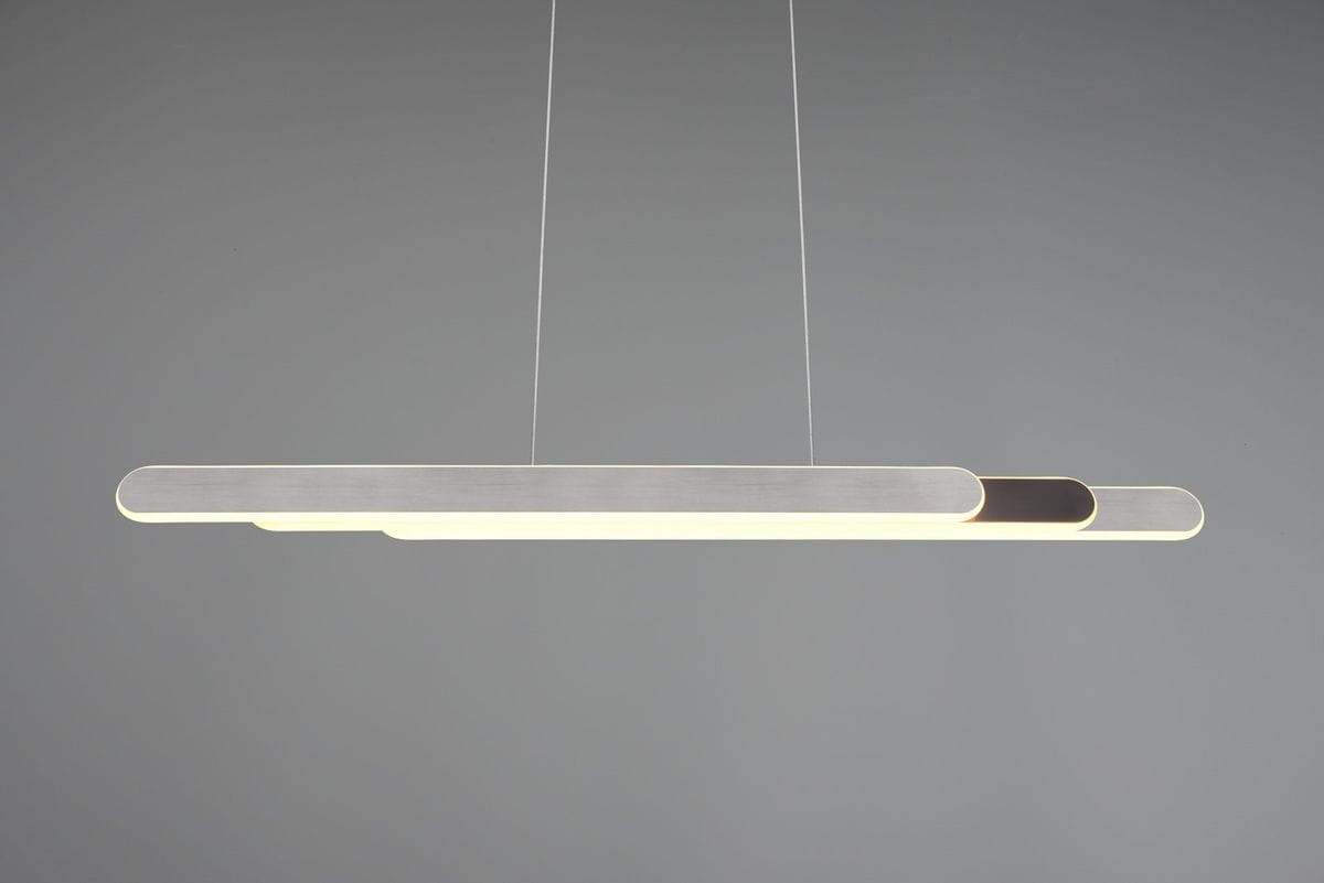 Lampa wisząca Helios w kolorze czarnym i aluminium, z jedną diodą LED o mocy 48W. Prezentowana z boku, o prostokątnym kształcie z zaokrąglonymi końcami, zawieszona na cienkich linkach. Wykończenie matowe z subtelnym podświetleniem.