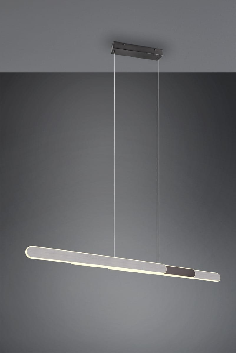 Lampa wisząca Helios z jedną diodą LED o mocy 48W, w kolorze czarnym i aluminiowym. Posiada prostokątny, płaski kształt, zawieszona na przezroczystych linkach z metalowym mocowaniem, prezentuje nowoczesny design na jednolitym tle.