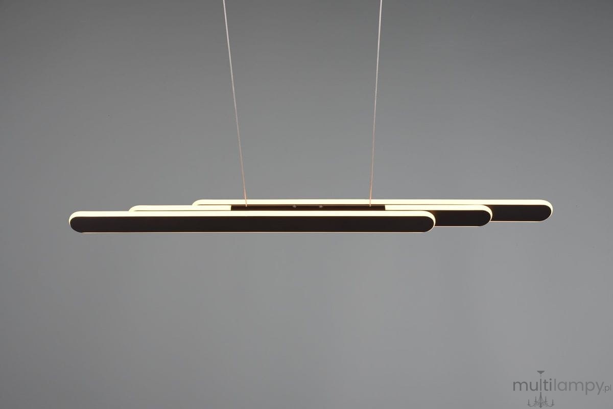 Lampa wisząca Helios w kolorze czarnym, z jedną diodą LED o mocy 48W. Produkt ma minimalistyczny, prostokątny kształt, zawieszony na cienkich linkach. Tło zdjęcia jest jednolite, co podkreśla nowoczesny design lampy.