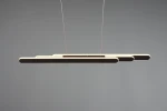 Lampa wisząca Helios w kolorze czarnym, z jedną diodą LED o mocy 48W. Produkt ma minimalistyczny, prostokątny kształt, zawieszony na cienkich linkach. Tło zdjęcia jest jednolite, co podkreśla nowoczesny design lampy.