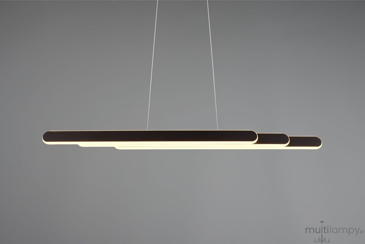 Czarna lampa wisząca Helios z jednym źródłem LED 48W, o minimalistycznym, prostokątnym kształcie. Widoczna elegancka, matowa faktura oraz ciepłe, białe światło emitowane przez diody. Produkt zawieszony na cienkich linkach w neutralnym otoczeniu.