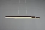 Czarna lampa wisząca Helios z jednym źródłem LED 48W, o minimalistycznym, prostokątnym kształcie. Widoczna elegancka, matowa faktura oraz ciepłe, białe światło emitowane przez diody. Produkt zawieszony na cienkich linkach w neutralnym otoczeniu.
