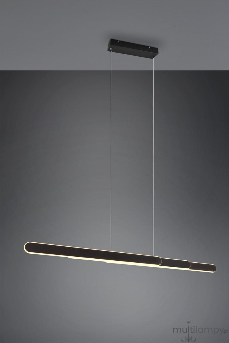 Lampa wisząca Helios w kolorze czarnym z jednym źródłem światła LED o mocy 48W. Posiada prostokątny kształt z delikatnym podświetleniem, zawieszona na cienkich linkach, montowana do sufitu. Tło w odcieniach szarości.