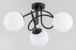 Lampa sufitowa Banko 3xE14 w kolorze czarnym z trzema okrągłymi kloszami z matowego szkła. Ułożona w efektowny sposób, z przewodami w stylu industrialnym. Montaż sufitowy. Tło jasne, neutralne.