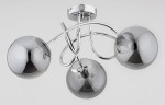 Lampa sufitowa Banko z trzema kloszami E14 w kolorze chromowanym. Klosze mają okrągły kształt i półprzezroczystą, szaro-srebrną powierzchnię. Ujęcie z góry, produkt zamontowany na suficie, z widocznymi krzyżującymi się metalowymi elementami.