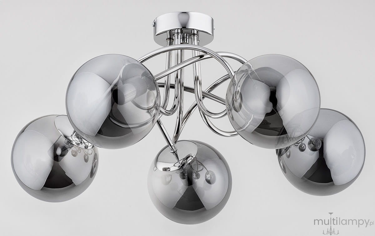 Lampa sufitowa Banko z pięcioma kloszami E14 w chromowanym wykończeniu. Klosze mają okrągły kształt, wykonane z przezroczystego szkła, które odbija światło. Elementy metalowe mają lśniący, chromowany wygląd, całość zamontowana na okrągłej podstawie.