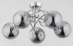 Lampa sufitowa Banko z pięcioma kloszami E14 w chromowanym wykończeniu. Klosze mają okrągły kształt, wykonane z przezroczystego szkła, które odbija światło. Elementy metalowe mają lśniący, chromowany wygląd, całość zamontowana na okrągłej podstawie.