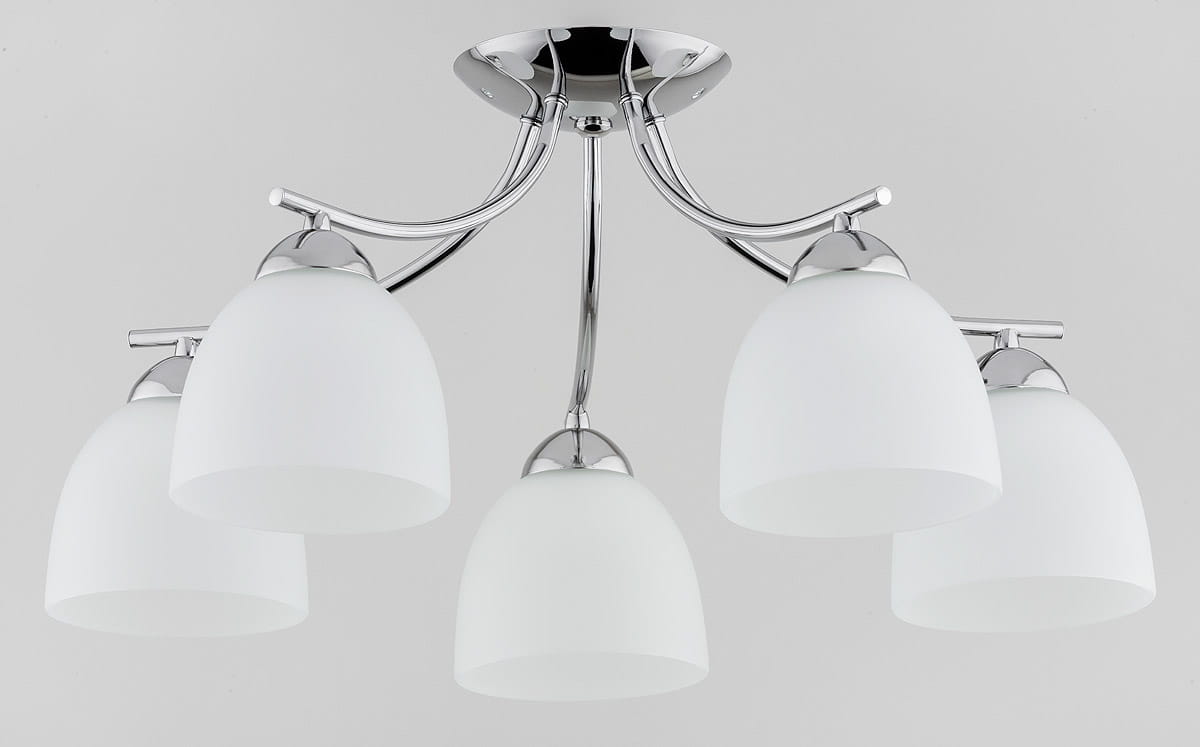 Lampa sufitowa Ajax Duo w chromowanej obudowie, z pięcioma mlecznobiałymi kloszami w kształcie półkul, zamontowana na metalowej podstawie. Produkt widoczny z góry, z eleganckim wykończeniem, idealny do nowoczesnych wnętrz.