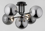 Lampa sufitowa Boss z pięcioma kloszami E14 w kolorze czarnym i złotym. Klosze mają zaokrąglony kształt, są w kolorze dymionym, a konstrukcja jest metalowa. Lampa zamontowana jest na płaskim, okrągłym mocowaniu.