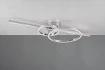Lampa sufitowa Montilla w kolorze chromu z trzema diodami LED o mocy 54W. Posiada dwa okręgi, z których jeden jest podświetlony. Ujęcie z góry, montowana na suficie, na jednolitym tle. Wbudowany pilot do sterowania.