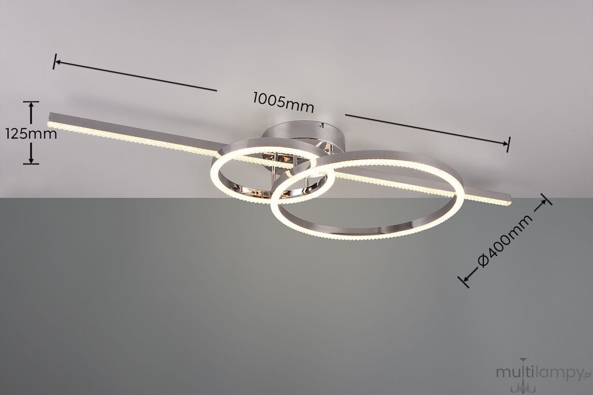 Montilla lampa sufitowa, chromowana, z pilotem, z trzema źródłami LED. Okrągłe elementy o średnicy 400 mm oraz prostokątny detal. Wysokość 125 mm, szerokość 1005 mm. Zainstalowana na gładkim, jasnym tle.