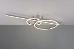 Lampa sufitowa Montilla z pilotem, o chromowanej konstrukcji, z trzema pierścieniami LED w kolorze ciepłej bieli. Ujęcie z dołu, ukazujące wiszący design oraz gładką powierzchnię. Produkt zamontowany na suficie, na jednolitym tle.