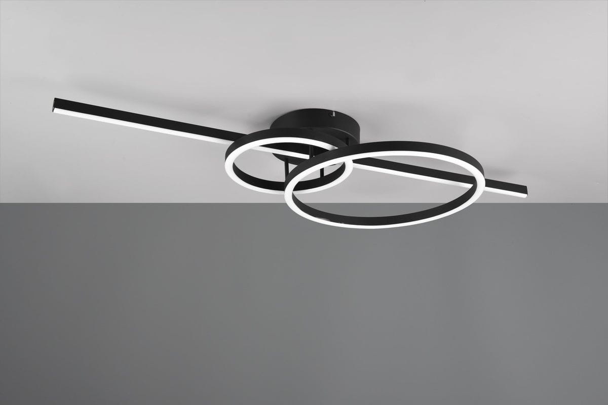 Lampa sufitowa Montilla w kolorze czarnym z trzema pierścieniami LED, zamontowana na suficie. Wzór składa się z dwóch okręgów i prostokątnej listwy. Produkt z pilotem, o nowoczesnym designie, na szarym tle.