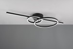 Lampa sufitowa Montilla w kolorze czarnym z trzema pierścieniami LED, zamontowana na suficie. Wzór składa się z dwóch okręgów i prostokątnej listwy. Produkt z pilotem, o nowoczesnym designie, na szarym tle.