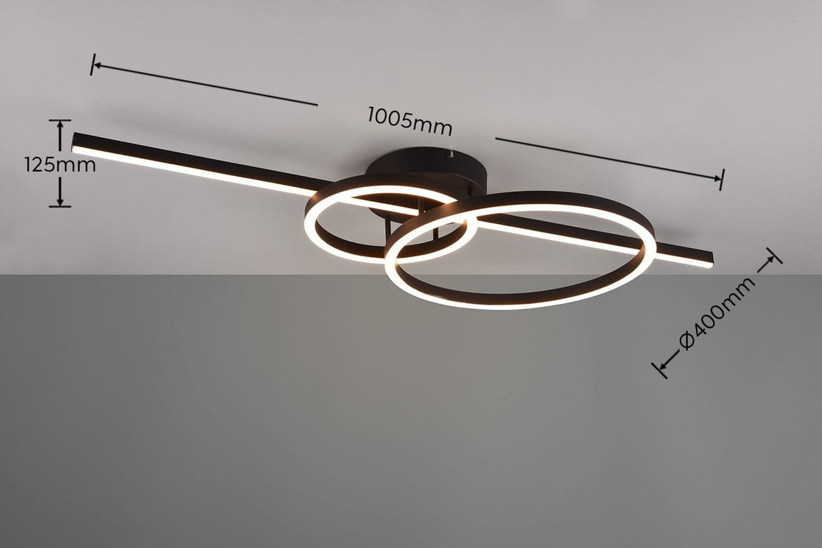 Lampa sufitowa Montilla w kolorze czarnym z pilotem, z trzema żarówkami LED, o średnicy 400 mm i długości 1005 mm. Posiada dwa okrągłe elementy świetlne oraz centralną podstawę, zamontowana pod sufitem. Wysokość 125 mm.