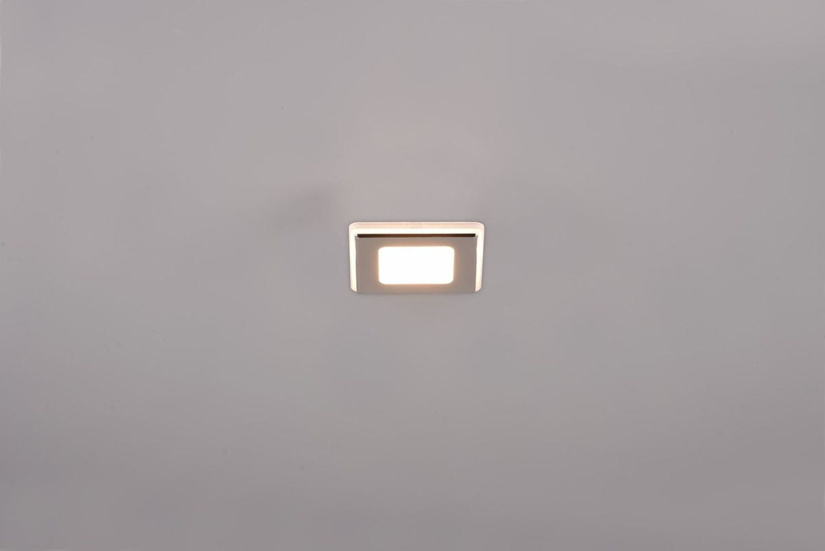 Oprawa sufitowa Nimbus w kolorze białym, do zabudowy, kwadratowa, z dwoma źródłami światła LED 5W, stopień ochrony IP44. Widok z dołu, zamontowana w suficie, emitująca jasne światło.