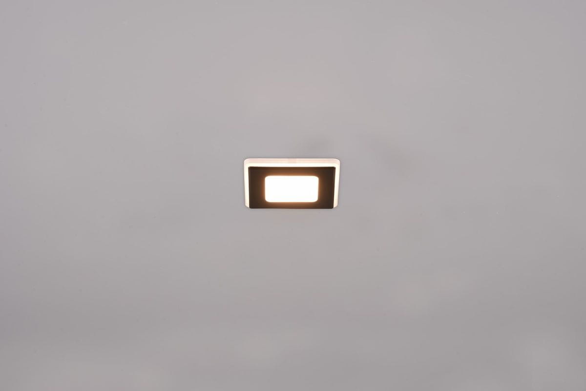 Oprawa sufitowa Nimbus w kolorze czarnym, kwadratowa, przeznaczona do zabudowy, z dwoma źródłami światła LED 5W, o stopniu ochrony IP44. Ujęcie frontalne, z widocznym świecącym panelem.