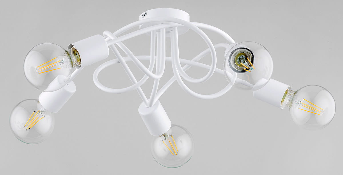 Biała lampa sufitowa Boston z pięcioma oprawami na żarówki E27. Okrągłe, przezroczyste klosze z widocznymi żarnikami. Lampa ma nowoczesny, minimalistyczny design z białymi, zakrzywionymi elementami metalowymi, montowana na suficie.