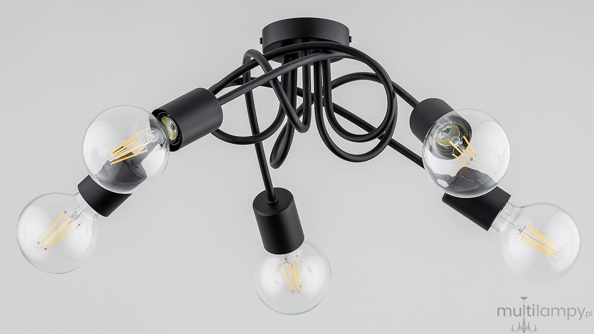 Czarna lampa sufitowa Inter z pięcioma oprawami E27, charakteryzująca się metalową konstrukcją z kręconymi detalami. Żarówki w przezroczystych kulach z widocznymi żarnikami, zamontowana w pozycji wiszącej. Tło jasnoszare, co podkreśla elegancję lampy.
