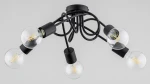 Czarna lampa sufitowa Inter z pięcioma oprawami E27, charakteryzująca się metalową konstrukcją z kręconymi detalami. Żarówki w przezroczystych kulach z widocznymi żarnikami, zamontowana w pozycji wiszącej. Tło jasnoszare, co podkreśla elegancję lampy.