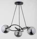 Lampa wisząca Velta z trzema kulistymi kloszami w kolorze chromu, zawieszona na czarnych przewodach. Klosze mają gładką, błyszczącą powierzchnię. Produkt zamontowany na okrągłej podstawie sufitowej w kolorze czarnym.