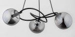 Lampa wisząca Velta z trzema kulami w kolorze czarnym i chromowanym. Kule mają błyszczące, półprzezroczyste wykończenie, a całość zawieszona jest na czarnych przewodach. Ujęcie z góry, ukazujące unikalny kształt i rozmieszczenie elementów.