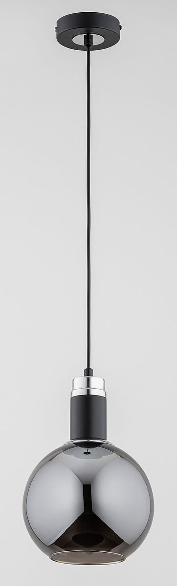 Lampa wisząca Adel z jednym źródłem światła E27 w kolorze czarnym i chromowanym. Okrągła, szklana, ciemnoszara kula z metalowym uchwytem, zawieszona na cienkim, czarnym przewodzie. Ujęcie frontalne, na jednolitym tle.