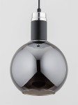 Lampa wisząca Adel w kolorze czarnym z chromowanym elementem, z okrągłym, szklanym kloszem o lustrzanej powierzchni. Ujęcie z góry, zawieszona na cienkim przewodzie, idealna do nowoczesnych wnętrz. Wymaga żarówki typu E27.