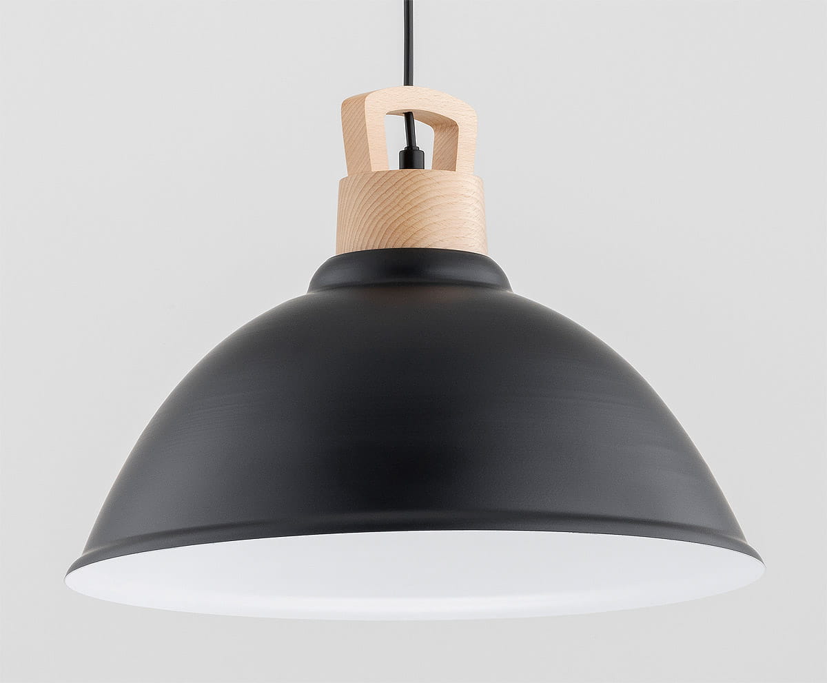 Lampa wisząca Alti II z oprawą w kolorze czarnym i drewnianym detalem. Kształt kulisty, gładka powierzchnia, zawieszona na cienkim kablu. Wewnątrz biała powłoka, przeznaczona na żarówkę E27. Tło jasne, minimalistyczne.