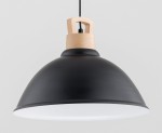 Lampa wisząca Alti II z oprawą w kolorze czarnym i drewnianym detalem. Kształt kulisty, gładka powierzchnia, zawieszona na cienkim kablu. Wewnątrz biała powłoka, przeznaczona na żarówkę E27. Tło jasne, minimalistyczne.