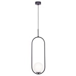 Lampa wisząca Parva z jednym gniazdem E14, o czarnej metalowej konstrukcji w kształcie owalnym z białą, okrągłą kloszem. Zawieszona na cienkim kablu, z montażem sufitowym, na tle białej powierzchni.