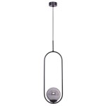 Czarna i grafitowa lampa wisząca Davos z jednym gniazdem E14. Okrągła klosz w kształcie kulistym zawieszony w prostokątnym metalowym uchwycie. Produkt wiszący, przymocowany do sufitu na cienkim kablu. Proste tło podkreśla nowoczesny design.