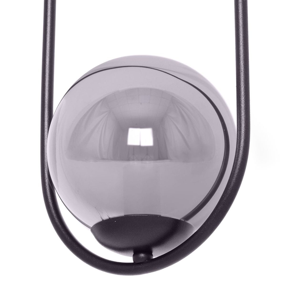 Lampa wisząca Davos 1xE14 w kolorze czarnym i grafitowym. Szklana kula w odcieniu szarości zawieszona na metalowej ramie. Ujęcie z bliska, ukazujące detale kuli i mocowania.
