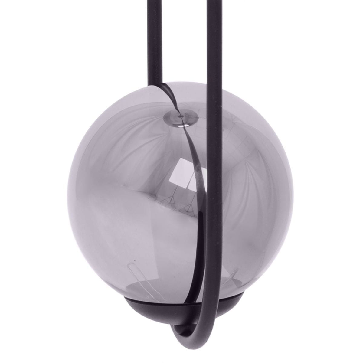 Lampa wisząca Davos z jednym gniazdem E14, w kolorze czarnym i grafitowym. Okrągła, szklana kula w odcieniu szaro-srebrnym, zawieszona na cienkich, czarnych metalowych prętach. Kula ma delikatne wykończenie i subtelnie odbija światło.