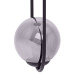 Lampa wisząca Davos z podwójnym gniazdem E14, w kolorze czarnym i grafitowym. Okrągła, szklana kula w odcieniu szaro-przezroczystym, zawieszona na cienkich, czarnych linkach. Elementy metalowe w matowym wykończeniu.