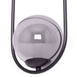Lampa wisząca Davos z dwoma gniazdami E14. Czarna metalowa konstrukcja z grafitowym, szklanym kloszem w kształcie półkuli, zawieszona na dwóch cienkich linkach. Widok z bliska na detal klosza.