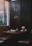 Lampa wisząca Davos 2xE14 w kolorze czarnym i grafitowym, z dwiema okrągłymi kloszami, zawieszona na czarnym przewodzie. Widoczna w kontekście eleganckiej jadalni z drewnianym stołem i brązowymi krzesłami.