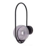 Kinkiet Davos z jedną oprawą E14 w czarnej i grafitowej kolorystyce. Okrągła, przezroczysta kula z tworzywa, zamocowana na minimalistycznym, czarnym stelażu. Ujęcie z boku, ukazujące kształt i detale konstrukcji.